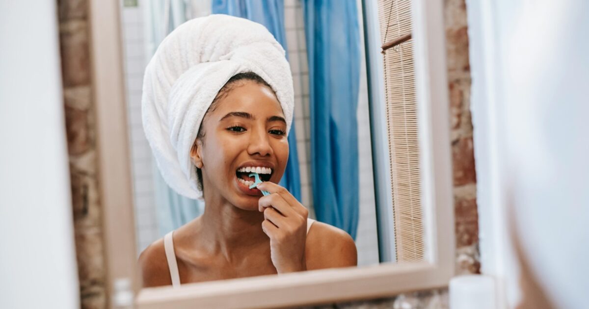 C’est le fil dentaire qui met vos dents en danger : les clés pour le reconnaître