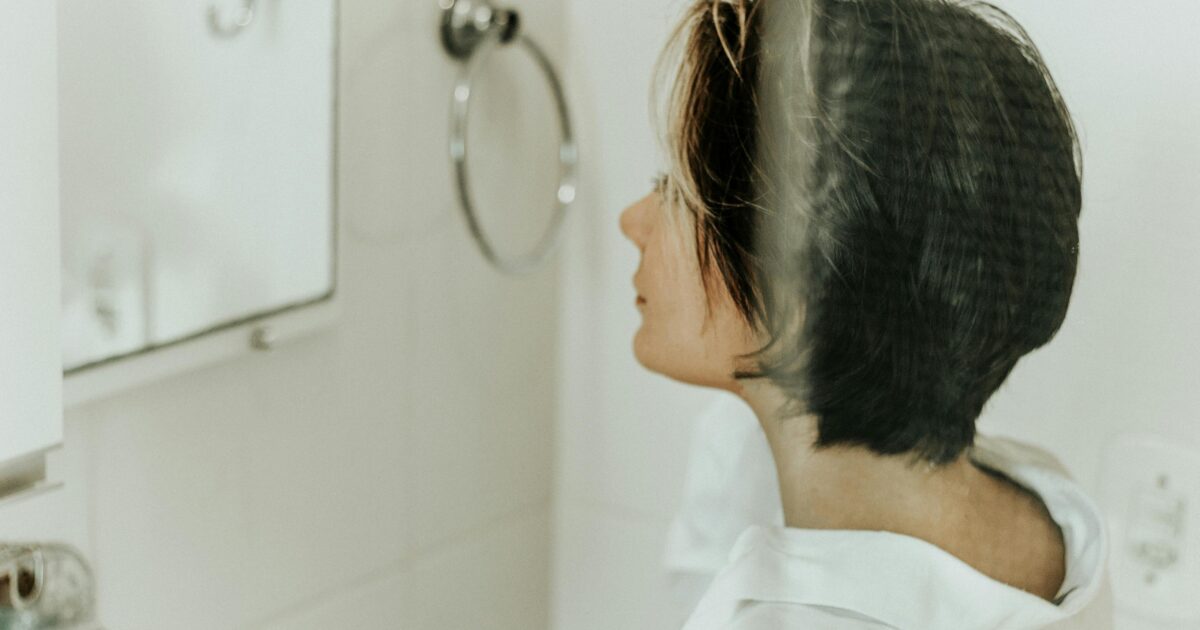 Pilosité faciale à la ménopause : c’est normal et il existe une solution
