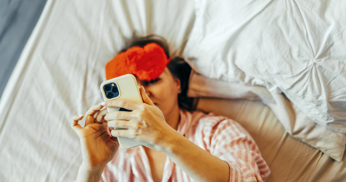 Les dangers pour votre cerveau de regarder votre téléphone au lit lorsque vous vous réveillez