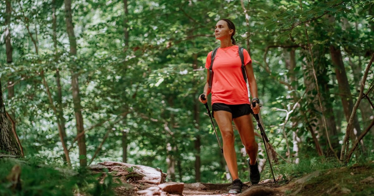 Qu’est-ce que le rucking, la technique de marche avec un poids sur le dos qui augmente la résistance lors de la marche