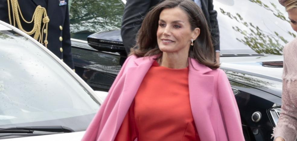 Nous avons trouvé dans les soldes Sfera le manteau le plus spécial du placard de la reine Letizia