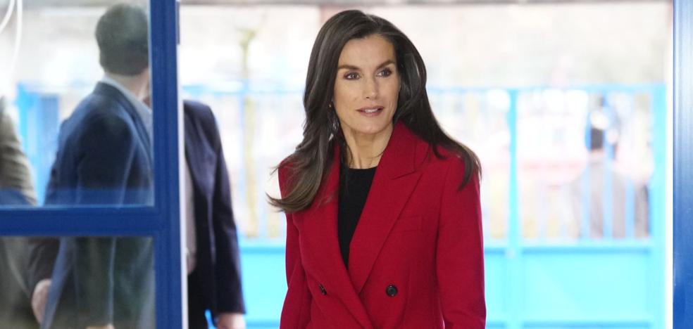 Letizia a le look pluvieux parfait : le costume Hugo Boss et ses mocassins plateforme les plus modernes