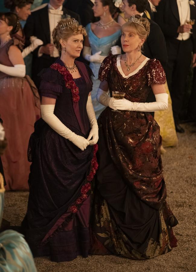 Cynthia Nixon et Christine Baranski à une image de la troisième saison de l'âge d'or. / Hbo max