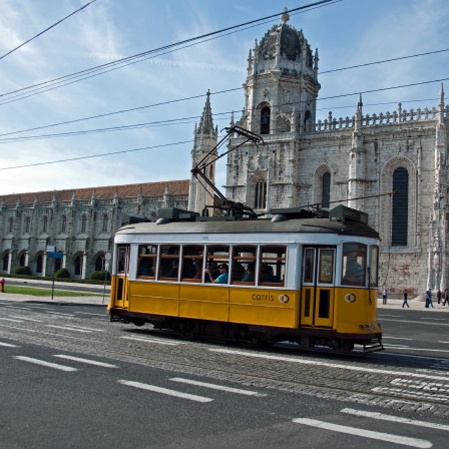 Un tramway traverse le quartier de Lisbonne de Chiado.