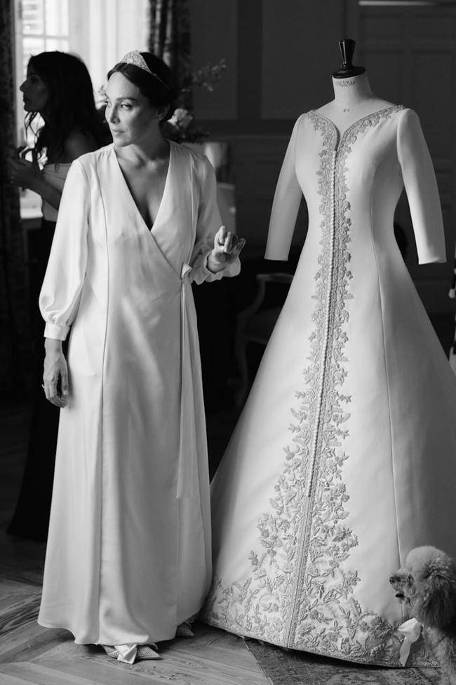 Tamara Falcó pose avec sa robe de mariée, juste avant de s'habiller le jour de son mariage.