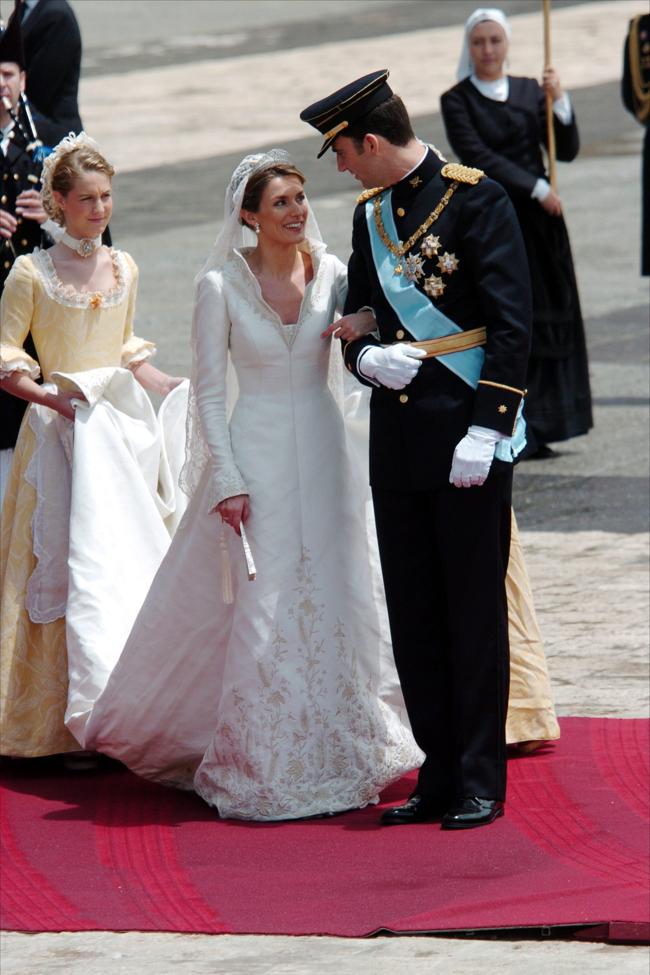 Le jour de son mariage, la reine Letizia portait une imposante robe de mariée, conçue par Pertegaz.