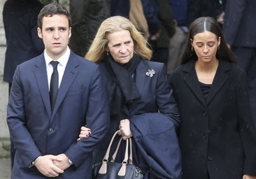 Un autre dégoût pour l'Infanta Elena: Froirán à nouveau sur les couvertures pour étreindre un célèbre à Ibiza