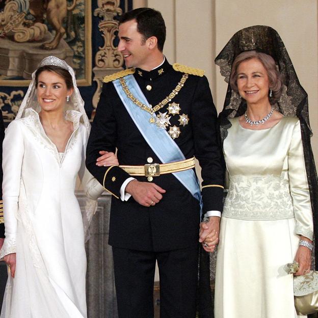 Le fort contrôle de la reine Sofia au mariage de Kings Felipe et Letizia: de la robe de mariée au choix de Tiara