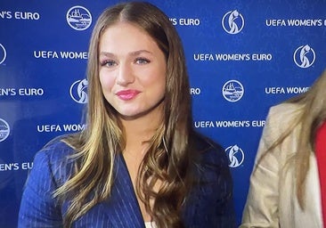 Le look de la princesse Leonor pour encourager l'Espagne dans la finale de l'Eurocup: magnifique avec un blazer à rayures bleues
