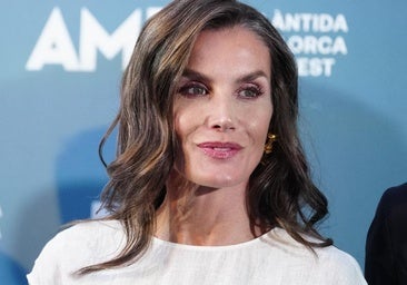 La reine Letizia a un impact sur Majorque avec une belle robe blanche et un bracelet sculptural de l'entreprise espagnole la plus souhaitée