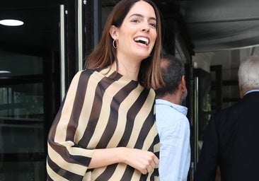 Sofia Palazuelo devient l'invité parfait de l'opéra avec des rayures plates et des sandales plates