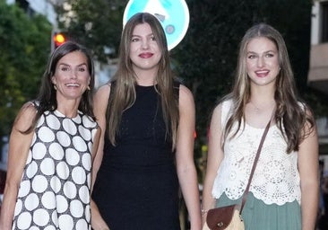 La surprise de la reine Letizia à Majorque: va au cinéma avec une robe de Carolina Herrera Fluido et des sandales grecques