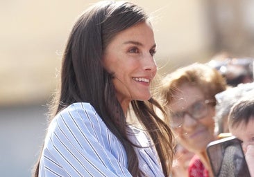 Letizia ouvre l'année scolaire avec le look de bureau idéal: le chemisier Adolfo Domínguez s'ouvre avec les chaussures de talon les plus confortables