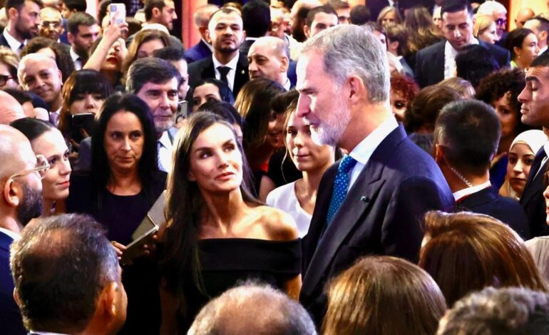 Letizia, spectaculaire avec une robe en décolleté de Bardot en Égypte