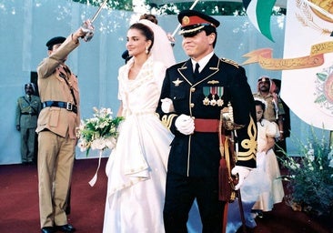 Le somptueux mariage d'Abdalá et de Rania de Jordan: 2 000 invités, robe brodée en or et reine Sofia