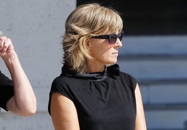 Marta Carazo surprise à nouveau est son look: une jupe avec la tendance imprimée et le sac maxi le plus élégant