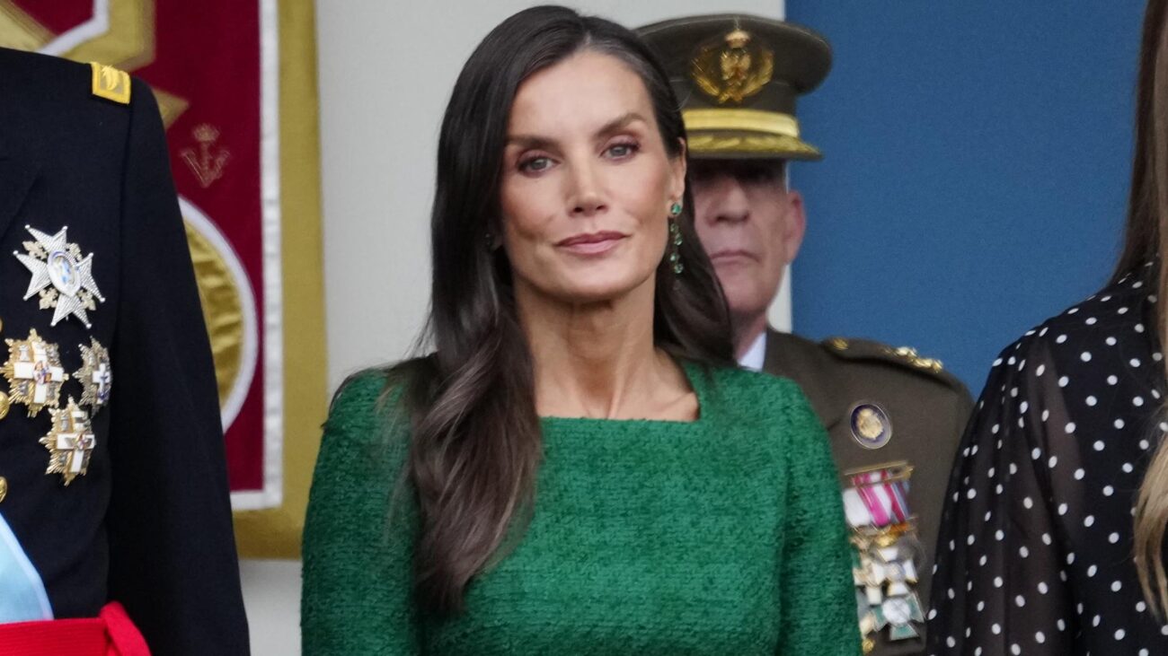La reine Letizia, pure élégance le jour de Columbus Day avec une robe en tweed vert et des boucles d’oreilles émeraude