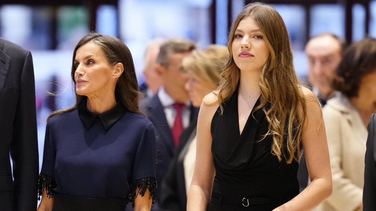 Infanta Sofía balaye Oviedo avec une combinaison noire à décolleté dos nu et des bijoux tendance