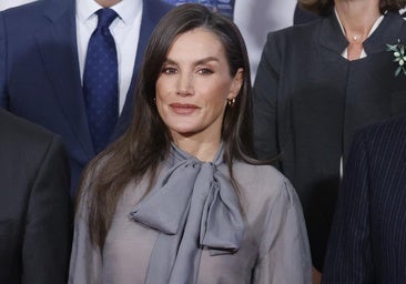 La reine Letizia surprend avec la combinaison hivernale la plus élégante : chemisier Hugo Boss semi-transparent et jupe en cuir