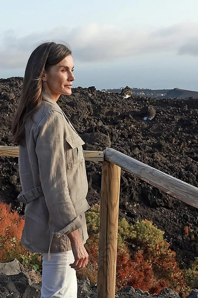 La reine Letizia a retrouvé en 2025 le paysage canarien, dévasté en 2022 par l'éruption du volcan Cumbre Vieja.