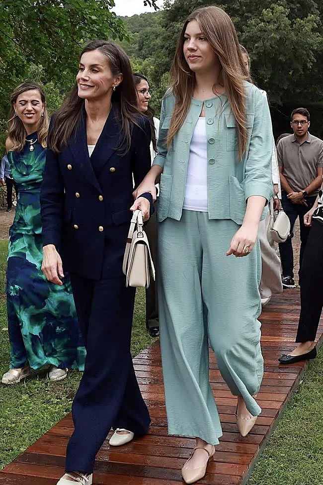 L'infante Sofía s'appuie sur sa mère, la reine Letizia.