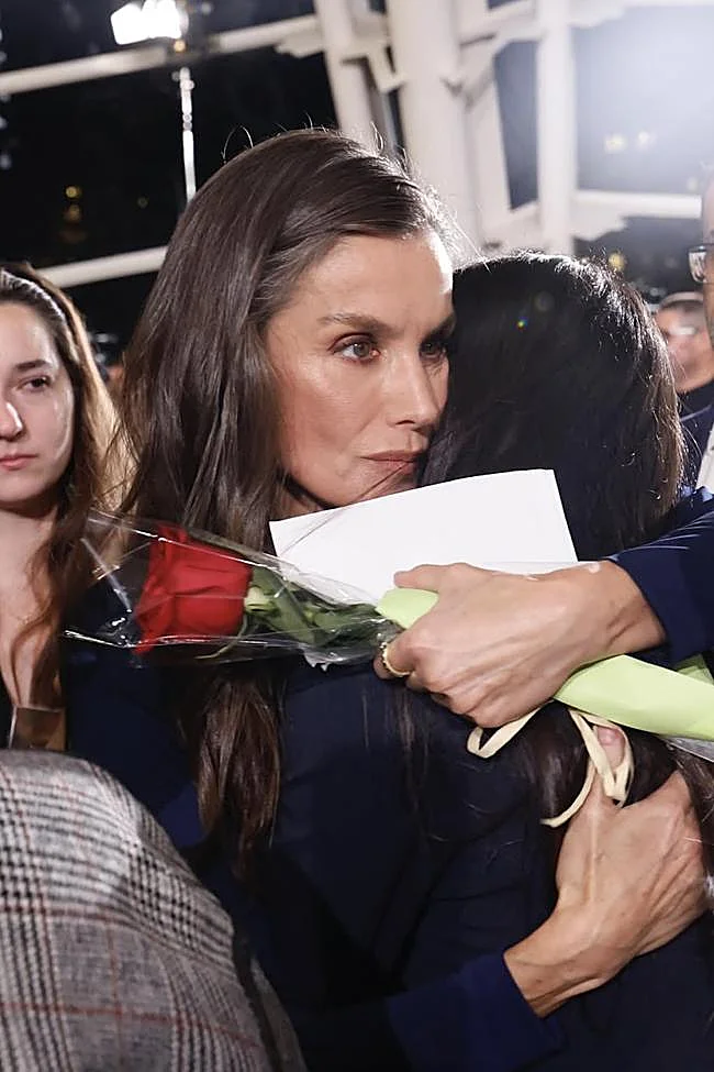 L'étreinte affectueuse entre la reine Letizia et un proche d'une des victimes des terribles dégâts qui ont dévasté Valence.