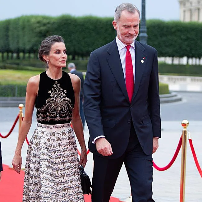 Doña Letizia et le roi Felipe à leur arrivée au dîner olympique. OO. au musée du Louvre à Paris en 2024.
