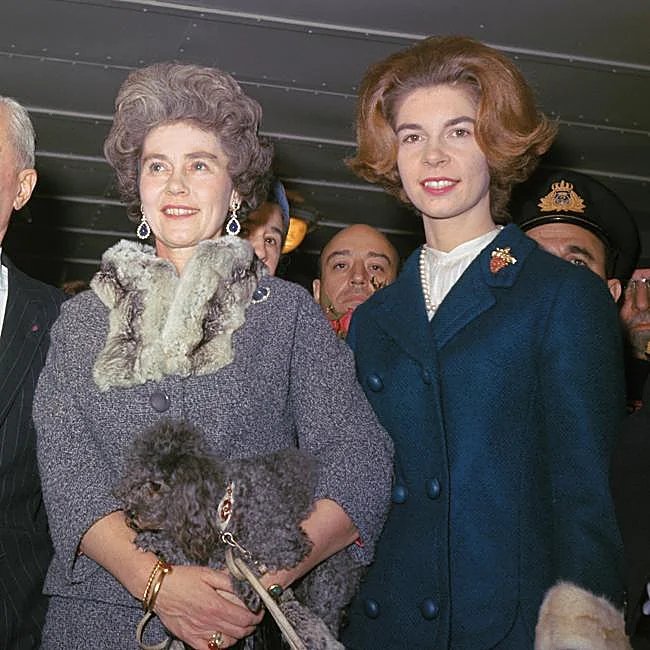 La princesse Irène de Grèce avec sa mère, la reine Frédéric.