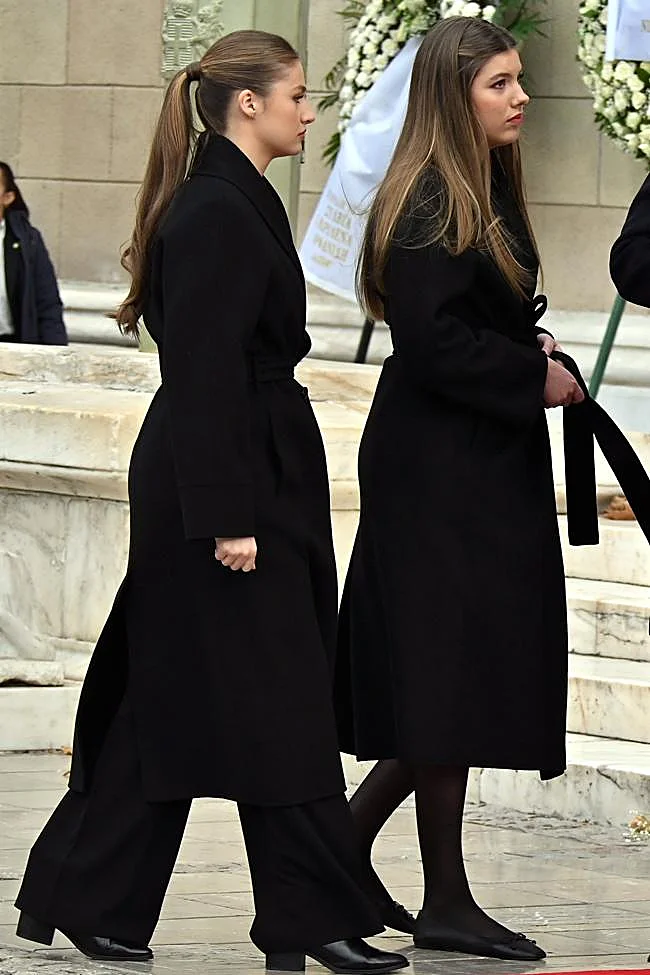 La princesse Leonor avec l'infante Sofia à l'entrée des funérailles à Athènes.