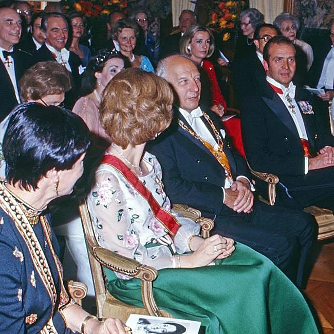 La reine Sofia, vêtue du Valentino porté par la reine Letizia en 2022.