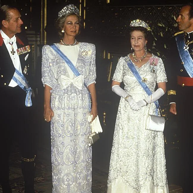 La reine Sofia portait une robe Valentino richement brodée lors d'un dîner de gala à Windsor en avril 1986.