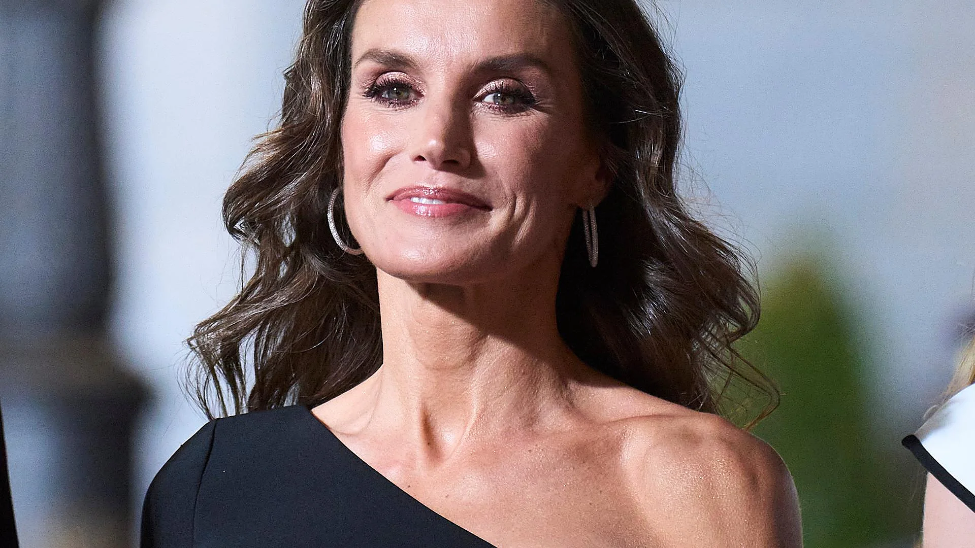 Sept robes noires des ventes de la reine Letizia : on copie ses modèles les plus élégants