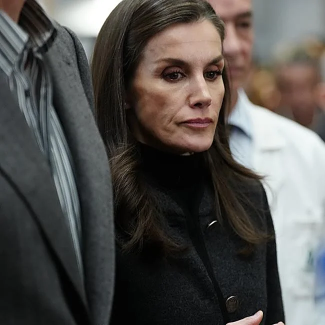 La reine Letizia écoute les paroles prononcées par le roi Felipe à l'hôpital de Cordoue, à la fin de sa visite à Adamuz.