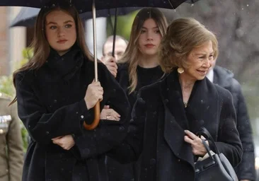 La princesse Leonor et l'infante Sofía, très unies et soutenant la reine Sofía, dans la chapelle brûlante d'Irène de Grecia à Madrid