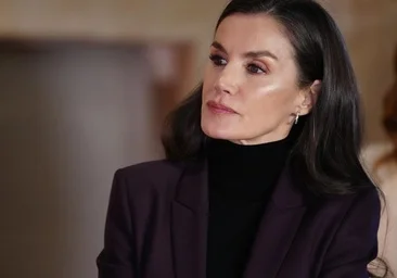La reine Letizia revient à Valence et s'habille en deuil avec un costume violet et un sac Carolina Herrera