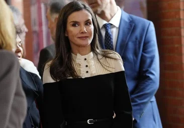 La reine Letizia porte à nouveau la magnifique combinaison de Teresa Helbig : elle réussit avec de hautes bottes noires
