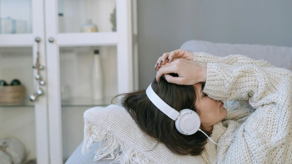 acouphènes de la ménopause Une femme souffre d'acouphènes pendant la ménopause