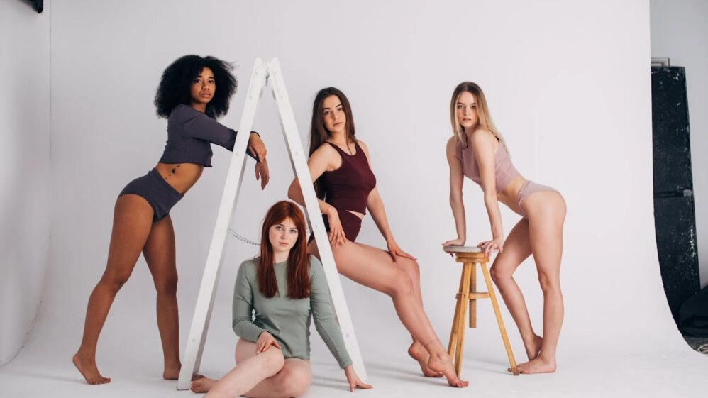 changement-soutien-gorge-ménopause Des femmes posent en sous-vêtements pour exiger qu'elles changent de soutien-gorge à l'arrivée de la ménopause