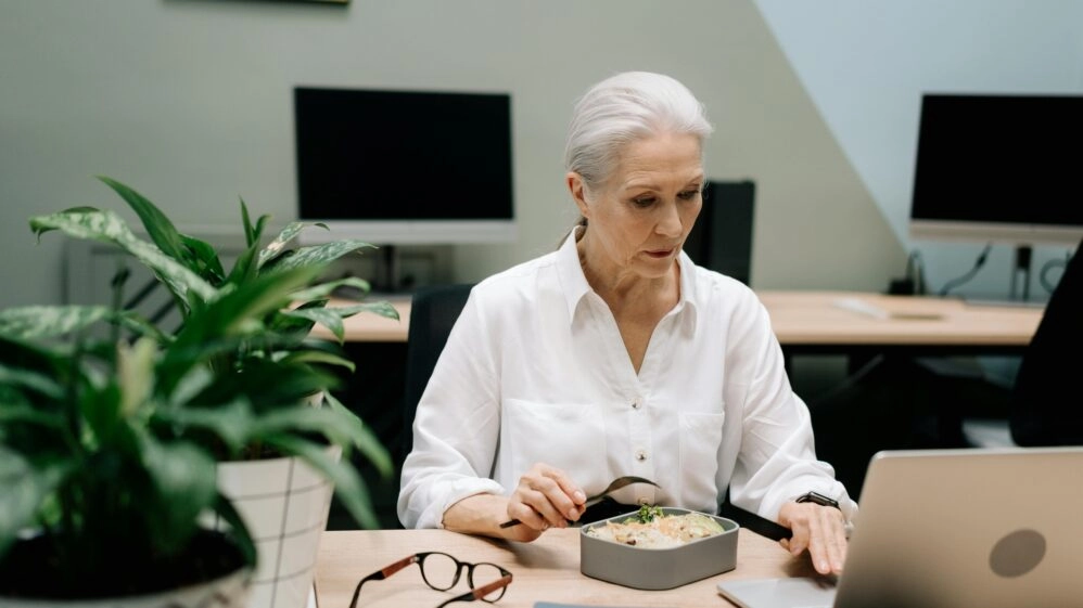 strobonome de la ménopause Une femme mange sainement, élément clé pour prendre soin du strobonome pendant la ménopause