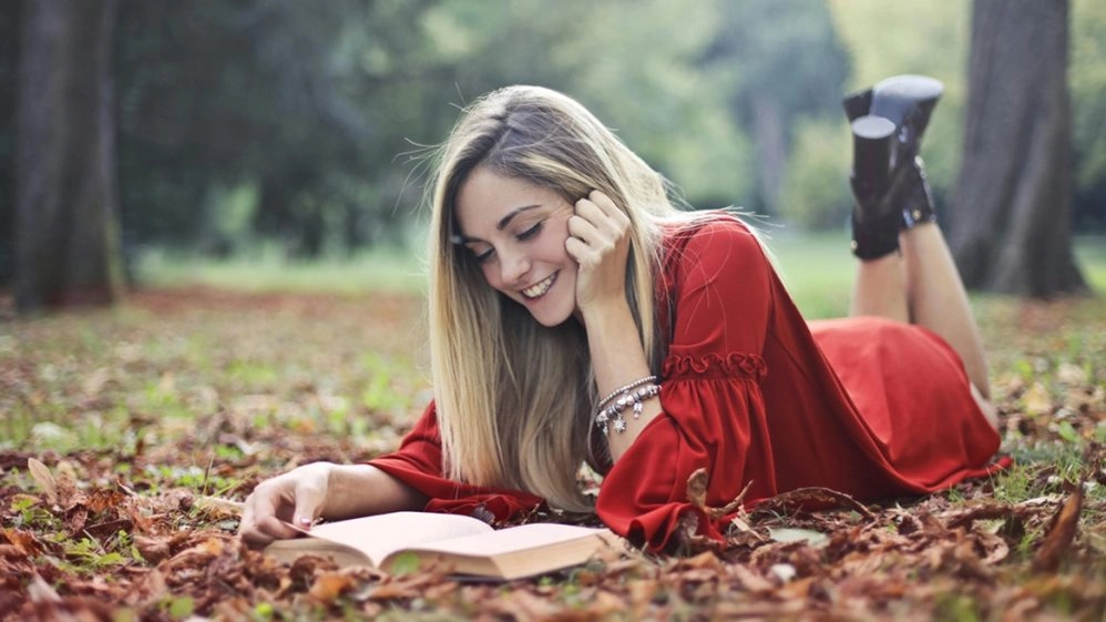 vitamine-d-automne Une femme lit parce qu’elle sait combien de temps rester au soleil pour obtenir de la vitamine D