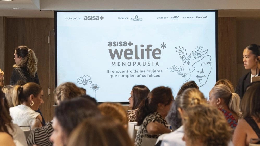 asisa welife ménopause canari Écran avec le logo ASISA WeLife Menopause Canarias lors de la réunion à Las Palmas