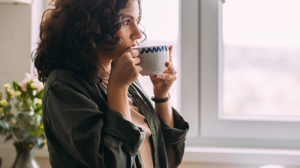 Une femme boit une infusion, autorisée à ne pas rompre le jeûne intermittent