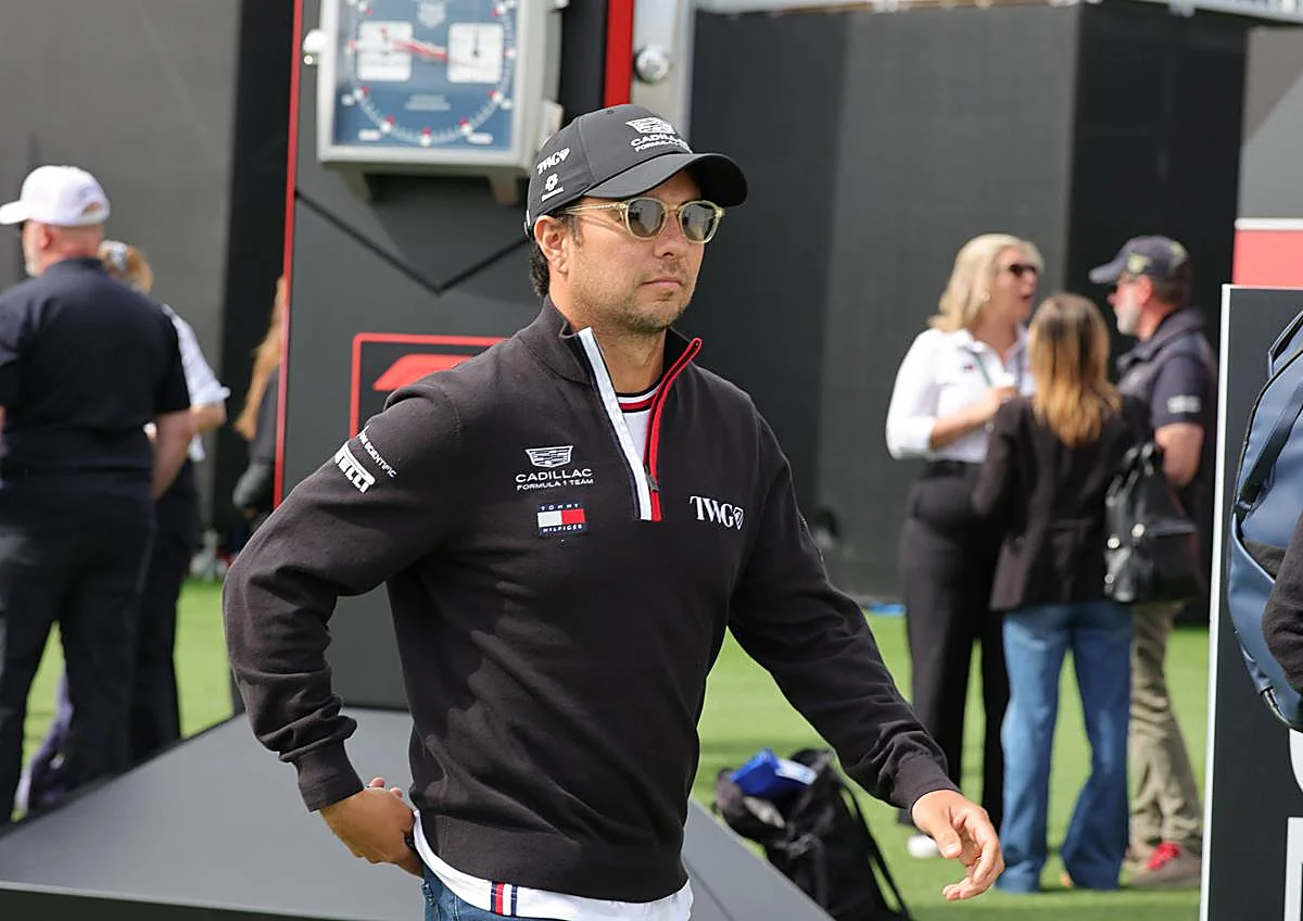 Image secondaire 1 - La voiture Gucci F1, le Tchèque Pérez plyoto vêtu de vêtements Tommy Hilfiger et la malle Louis Vuitton pour le trophée.