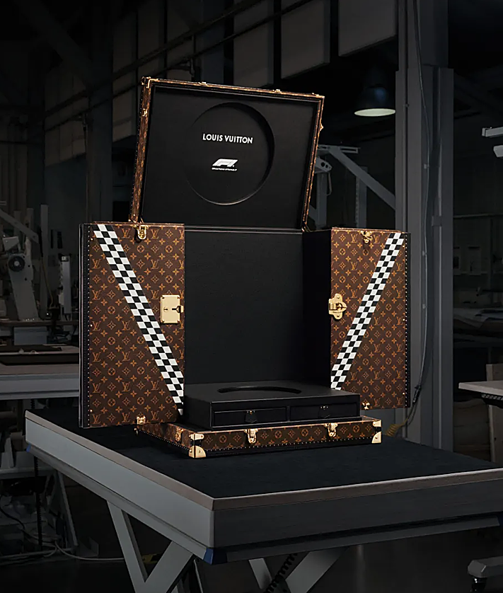 Image secondaire 2 - La voiture Gucci F1, le Tchèque Pérez plyoto vêtu de vêtements Tommy Hilfiger et la malle Louis Vuitton pour le trophée.