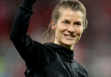 Qui est Maria-Louise Eta, la femme qui a marqué l'histoire du football européen en devenant le premier entraîneur d'une équipe masculine