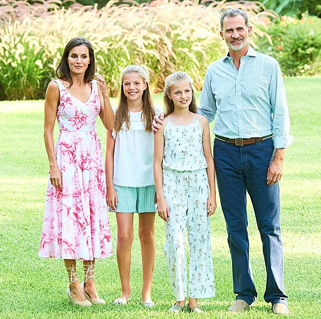 Les rois posent avec leurs filles dans les jardins de Marivent pendant leurs vacances d'été 2019
