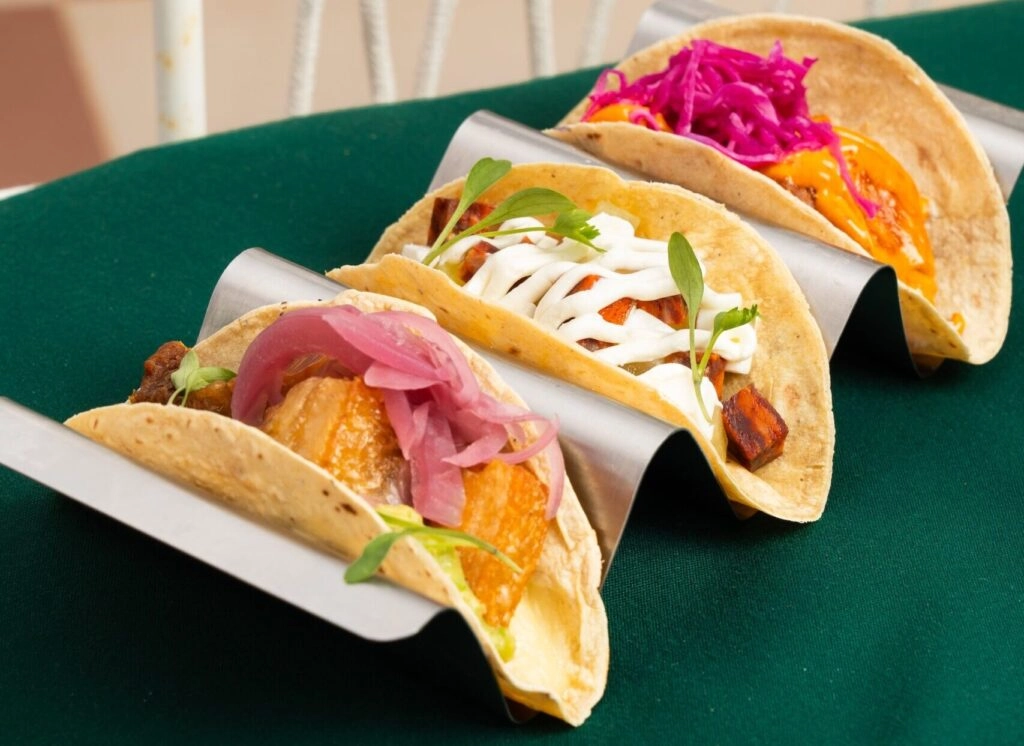Tacos de cuisine mexicaine conçus par le chef José Carlos García, pour le restaurant Escondido Rooftop. PHOTO : DR