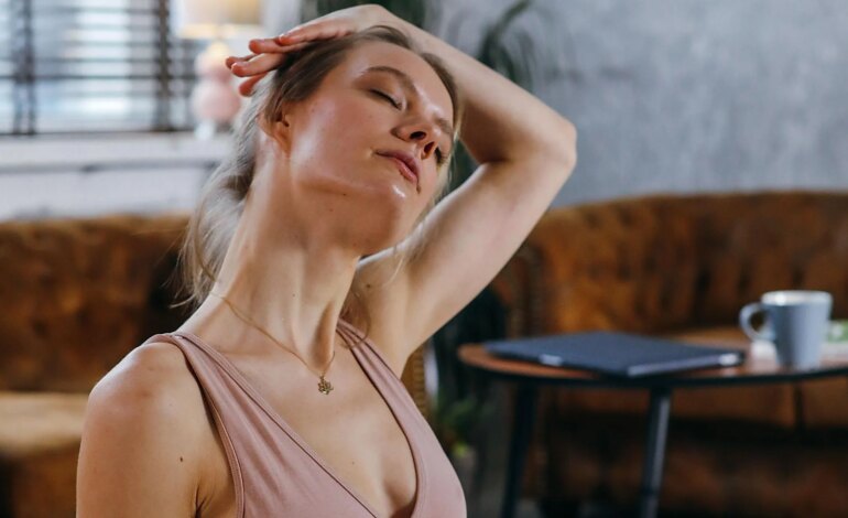 Pourquoi les étirements ne guérissent pas les tensions cervicales chroniques et ce que fait le Pilates différemment, selon deux experts
