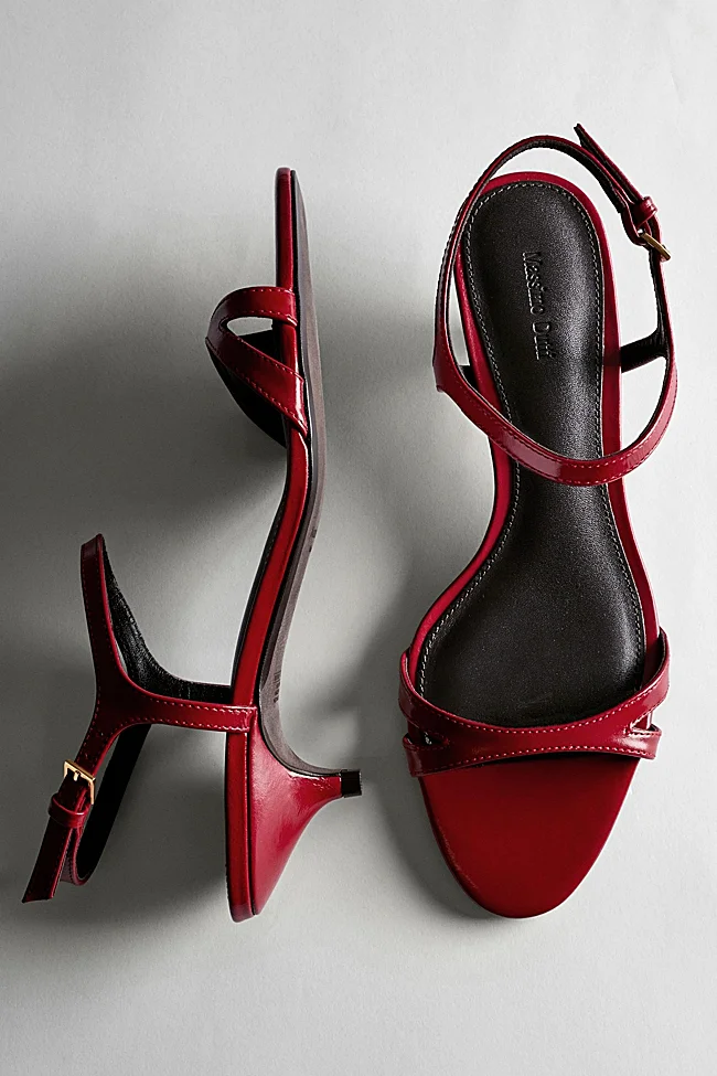 Sandales rouges Massimo Dutti (99,99 euros)