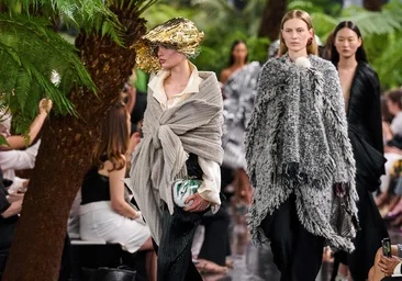 Défilé Christian Dior Haute Couture à Paris : Jonathan Anderson signe une ode tropicale à la sculpteure Lynda Benglis